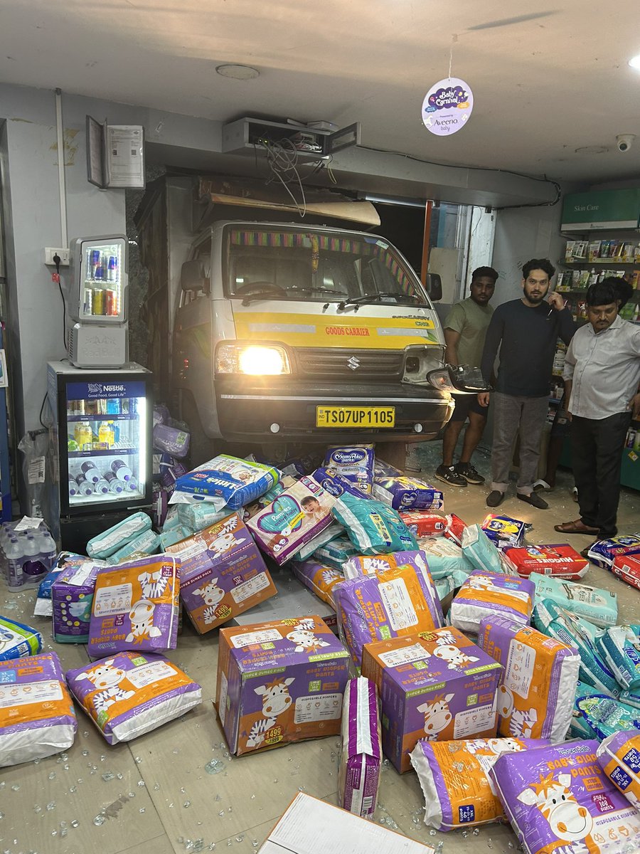 kushUGHraa's tweet photo. Today at 10:50 PM, my friend &amp; I were inside Apollo Pharmacy (Kondapur, in front of Aparna Towers) when a Kesariya Sweets tempo driver (no license!) rammed into the store, shattering glass &amp; nearly killing us.
Called police for 30+ mins — no response. Driver fled, truck owner https://t.co/tiM4I9HJIv