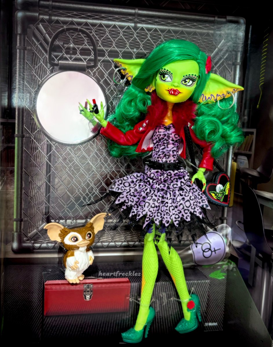 heartfrecklez's tweet image. omgee my bf got me greta for my birthday!!! 😭💝 she’s my favorite skullector and biggest grail, i adore errr!! 💚