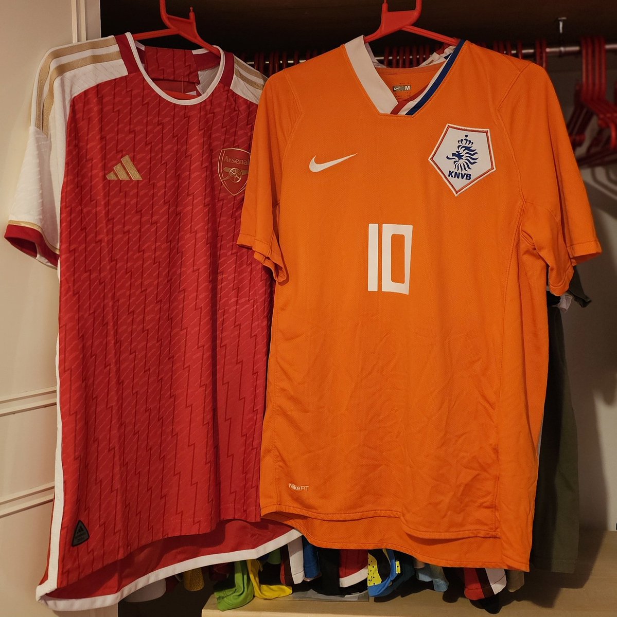 ShirtSquadapp's tweet image. Here are my purchases from the @rff_uk London.
The Arsenal 32 error 'sponsorless' 2023-24 Home from Essex Designer Brands and The Netherlands 2008-09 Home, with Wesley Sneijder nameset from @ThrowbackTops