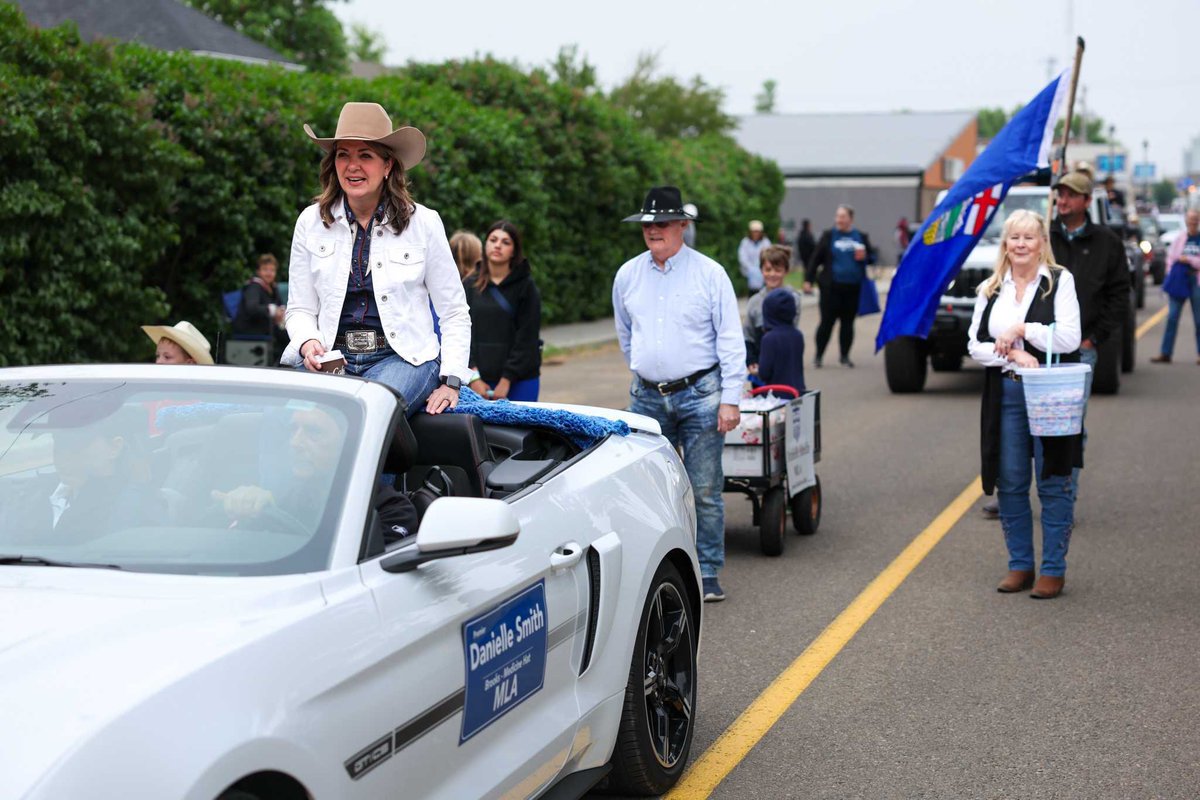 ABDanielleSmith's tweet photo. Absolutely beautiful weekend in Brooks!

Joined the Brooks Kinsmen Parade to celebrate this year’s “Hometown Heroes” theme, such a proud moment to honour the everyday Albertans who make our communities strong.

Also had the chance to walk through the Farmers’ Market, present a cheque to the Brooks Food Bank, meet with the Silver Sage Ag society, tour Brooks Animal Protection Society, and visit with so many familiar faces.