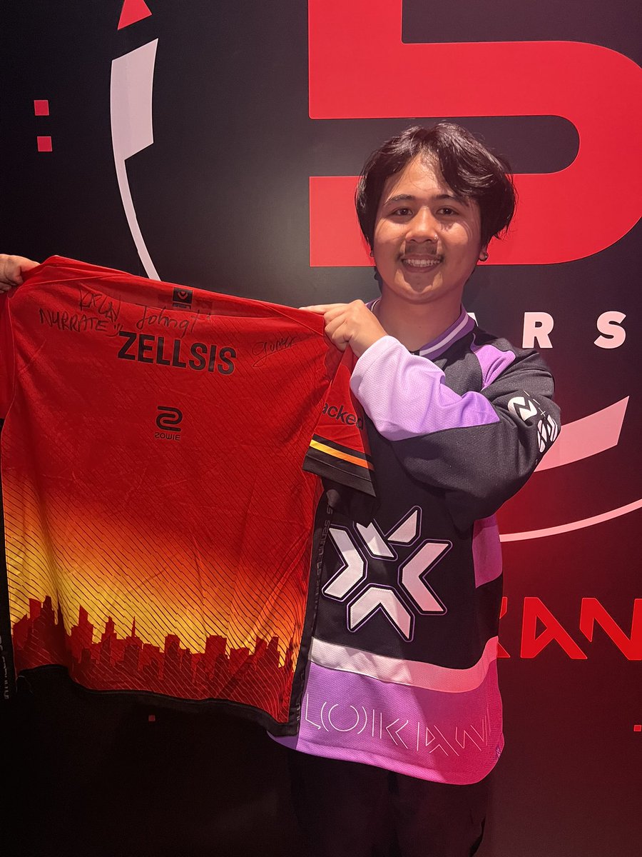 tavierxc's tweet photo. #SENWIN I NEED TO COLLECT THE REST OF YOU GUYS PLEAAAASE. I BOUGHT THE BUNDLE AND I BOUGHT YOUR JERSEY ZELLSIS. @zekkenVAL @Zellsis @bangzerra @robmooreEsports @tarik https://t.co/0c4PmvHWXS