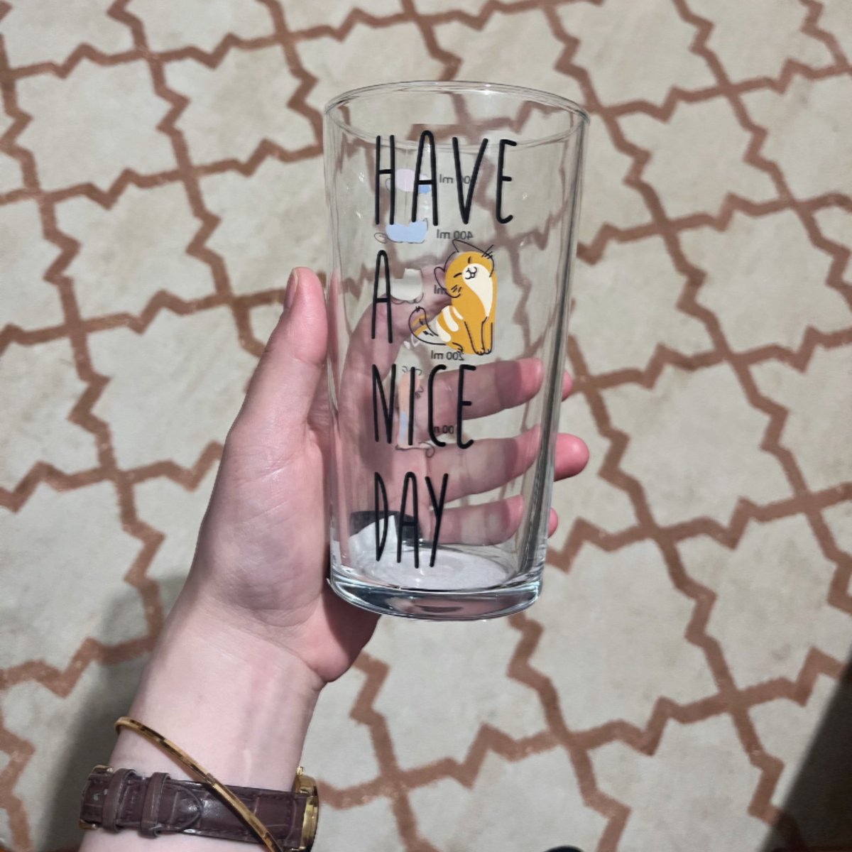 Kedim bardaktan su içmeyi çok seviyor diye ona bardak aldık bugün