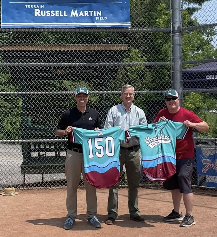 BaseballChelsea's tweet image. Le Maire Pierre Guenard et le trésorier du Club Cascades Andy Shaw sont ici pour le dévoilement officiel de nos nouvelles couleurs, dans le cadre du 150e anniversaire de Chelsea!

Nous vous présentons les Cascades de Chelsea!!