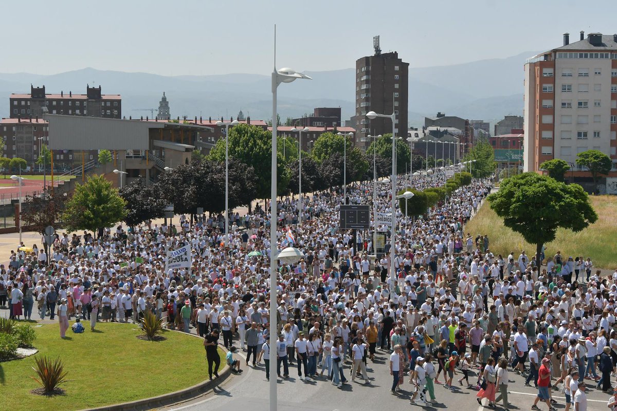 AngelaPonfe's tweet image. Mientras en #ElBierzo manifestación convocada x @oncobierzo reivindicando mejoras en la sanidad pública cuyo máximo responsable se supone q es este señor