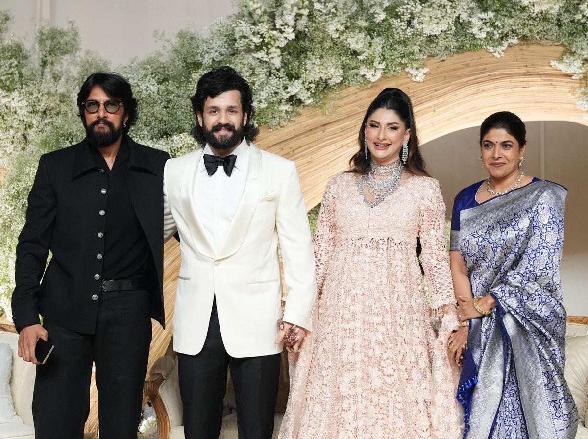 Kiccha Sudeep Trends™ (@thesudeeptrends) on Twitter photo Baadshah <a href="/KicchaSudeep/">Kichcha Sudeepa</a> at Akhil Akkineni & Zainab Marriage Reception ❤️
Boss Look 👀🔥
#BRBFirstBlood Baadshah <a href="/KicchaSudeep/">Kichcha Sudeepa</a> at Akhil Akkineni & Zainab Marriage Reception ❤️
Boss Look 👀🔥
#BRBFirstBlood