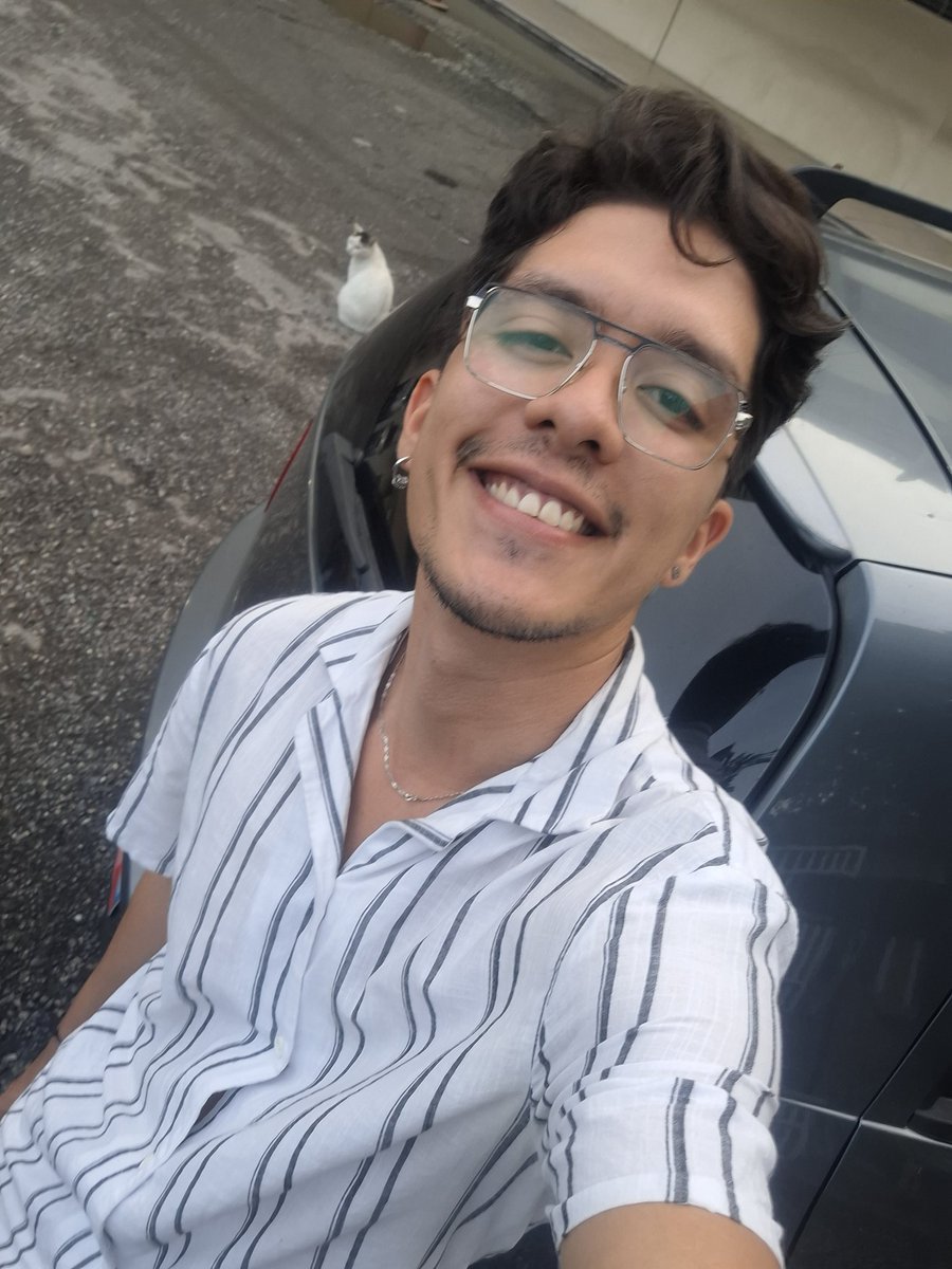 Me estoy dejando crecer el cabello como lo tenía antes y ya van varias personas que me han dicho que no les gusta como se me ve eso, que parezco un loco...

Anda a mamarte un güevo vale. ¡SE ME VE DIVINO! ✨