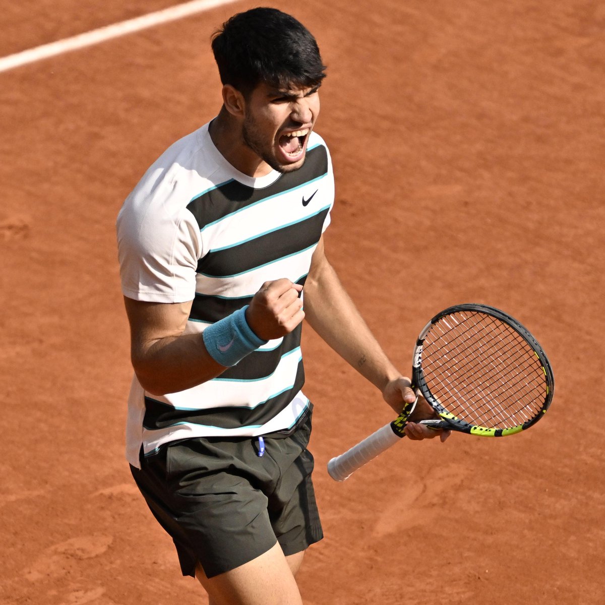 Cuando parecía que todo estaba perdido, decidió aferrarse a la pista. Con tres puntos de partido en contra, no soltó su raqueta. Eligió apretar los dientes y sufrir. Eligió creer. Eligió que rendirse no era una opción y soñar con una remontada imposible que escapase a toda