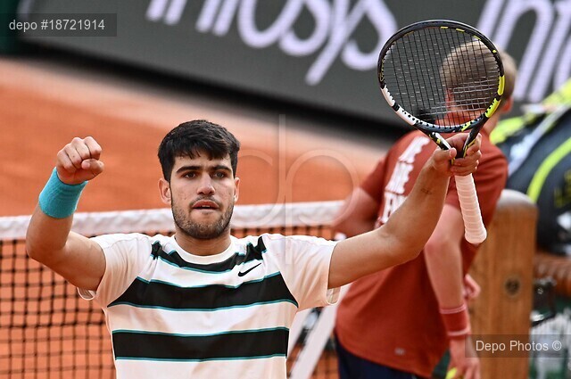 Roland Garros'ta şampiyon Carlos Alcaraz...
İspanyol tenisçi, 5 saat 29 dakika süren final maçında, Dünya 1 numarası İtalyan rakibi Jannik Sinner'i 4-6, 6-7, 6-4, 7-6 ve 7-6'lık setlerle 3-2 mağlup etti.
#RolandGarros2025