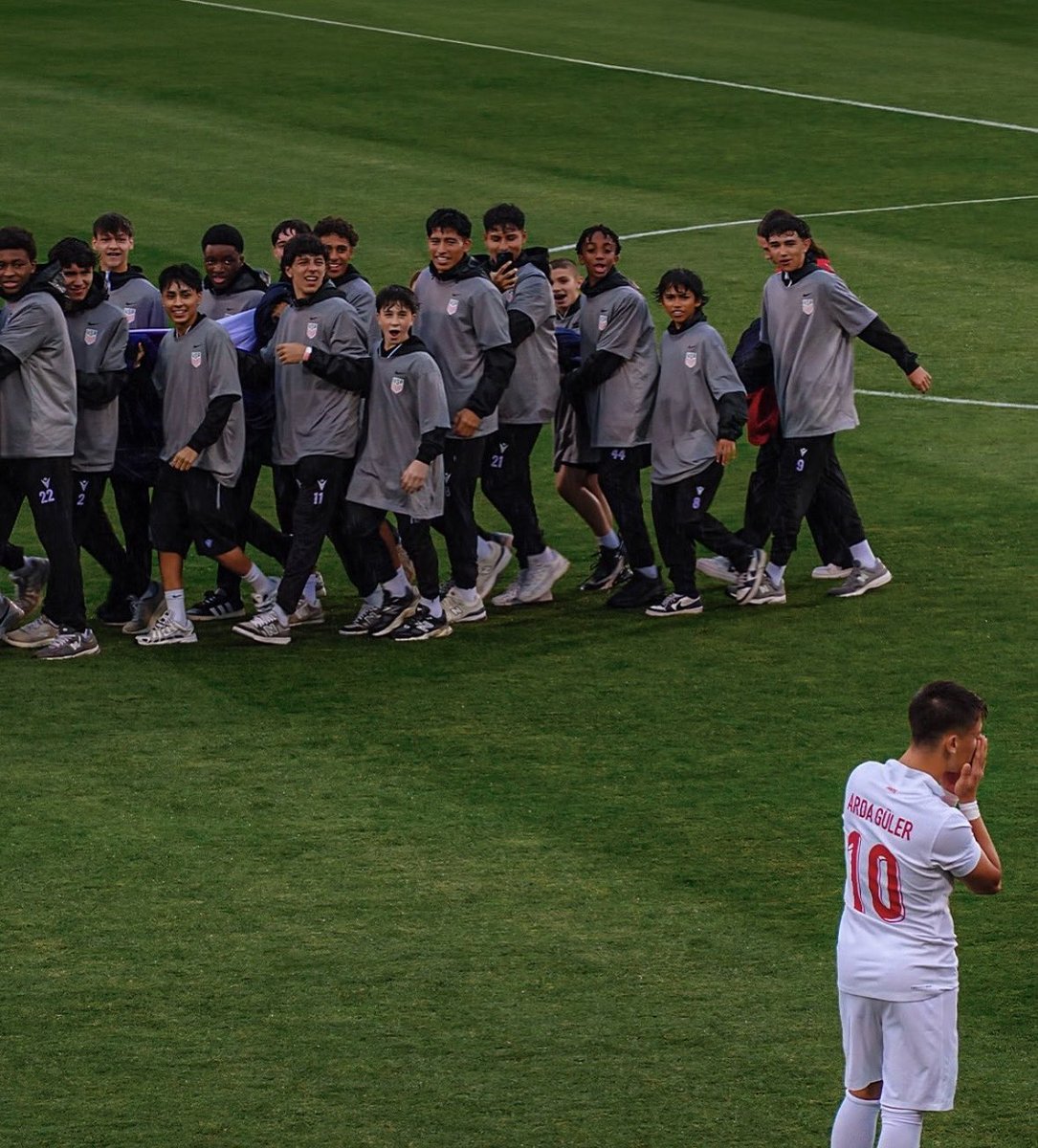 Milli Takım resmi hesabından yapılan paylaşım:

“Amerikalı çocukların da Arda abisi!”