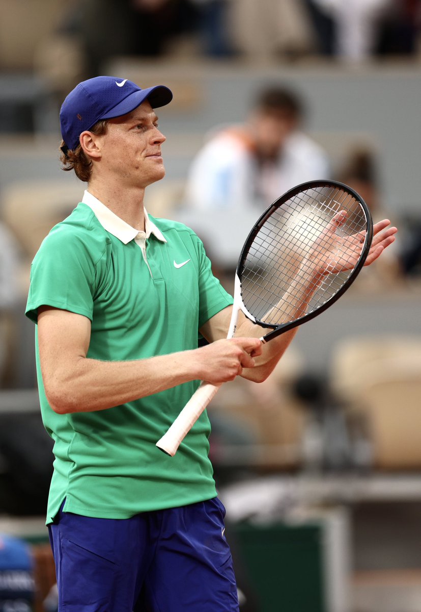 Nel più spettacolare match di sempre mai giocato su terra rossa vince Alcaraz al tie break del 5° set, annullando tre match point a #Sinner  
Solo applausi a Jannik. Fuori tre mesi da innocente, va in finale a Roma e Parigi. È lui il vero n.1 al mondo. Presto si riprenderà tutto
