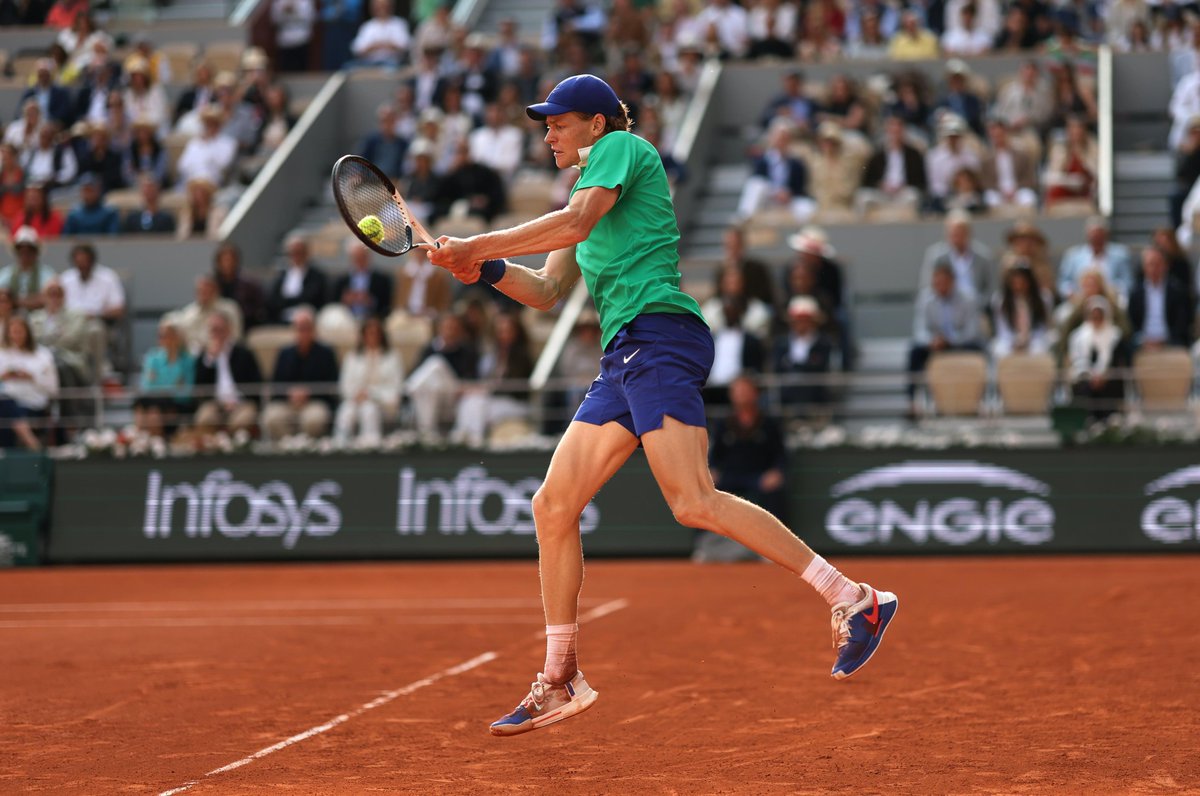 CHE MATCH!

Oltre cinque ore di gioco e colpi da impazzire: le due nuove icone del tennis si sono esibite in una partita monumentale. 😯

Al #RolandGarros Sinner sfiora la conquista del trofeo e cede solo sul finale a un implacabile Alcaraz. 🎾

Jannik, sei il nostro orgoglio!!!