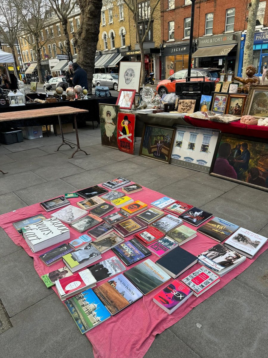 Raniatoha22's tweet photo. This is a very niche vintage market that only locals know about https://t.co/iBHM1zS6Gg