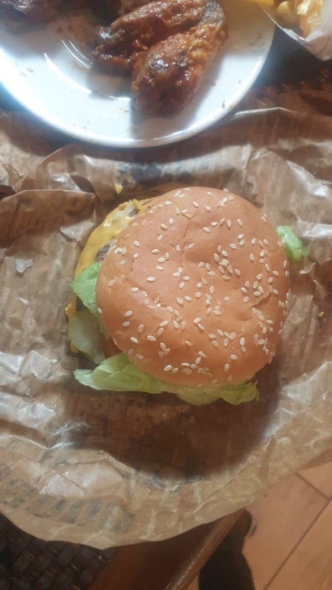 juniornkos13737's tweet photo. @SteersSA @Uber_RSA just had the worse food from Steers Preller Square in Bloemfontein. A normally Steers is my go to for quality food. The chips is completely soaked in old oil the wings are dry, one is not even a full wing. #CocoGauff #UberEats #Julius #dustbin https://t.co/GK7rXpe0UP