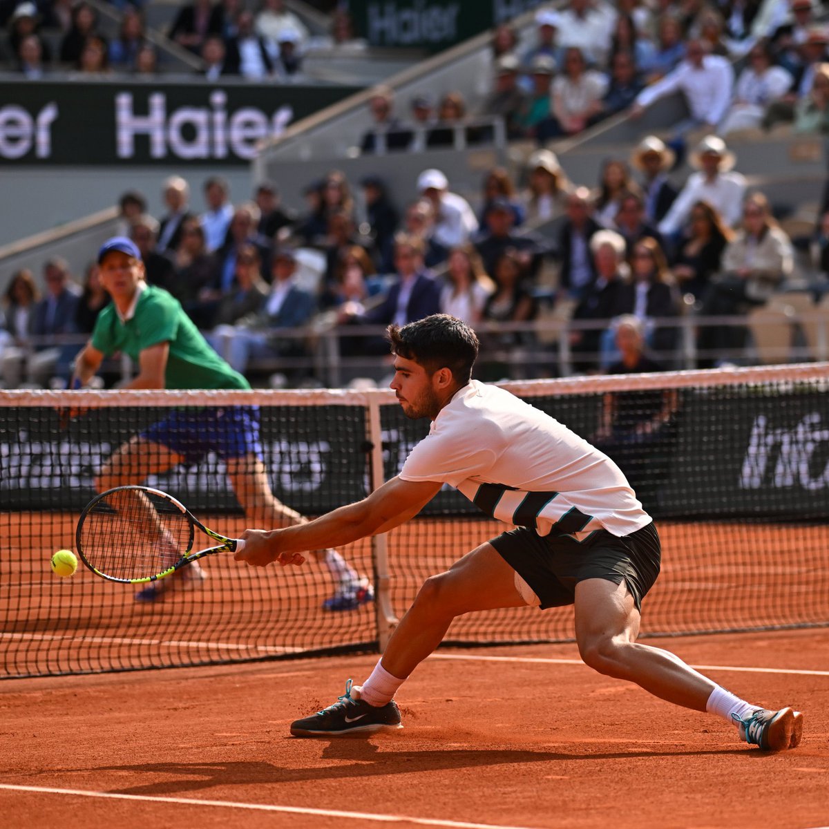 deportegob's tweet image. 🥹 Una 𝙍𝙀𝙈𝙊𝙉𝙏𝘼𝘿𝘼 para la historia.

🏆 Sencillamente, Don Carlos Alcaraz.

🇪🇸 El español se ha proclamado campeón de @RolandGarros por segundo año consecutivo y lo ha hecho a lo grande.

❤️ Compitiendo como mejor sabe. Con pasión, determinación y carácter.