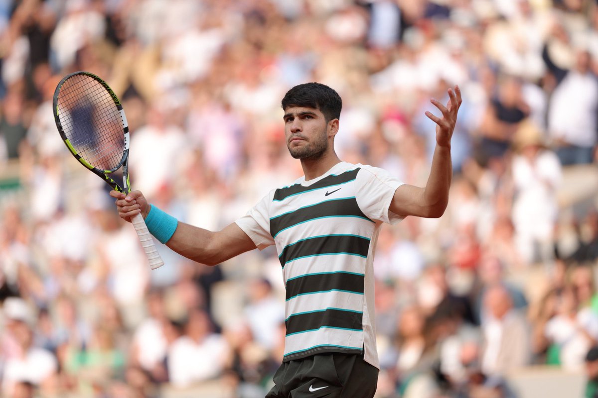 deportegob's tweet image. 🥹 Una 𝙍𝙀𝙈𝙊𝙉𝙏𝘼𝘿𝘼 para la historia.

🏆 Sencillamente, Don Carlos Alcaraz.

🇪🇸 El español se ha proclamado campeón de @RolandGarros por segundo año consecutivo y lo ha hecho a lo grande.

❤️ Compitiendo como mejor sabe. Con pasión, determinación y carácter.