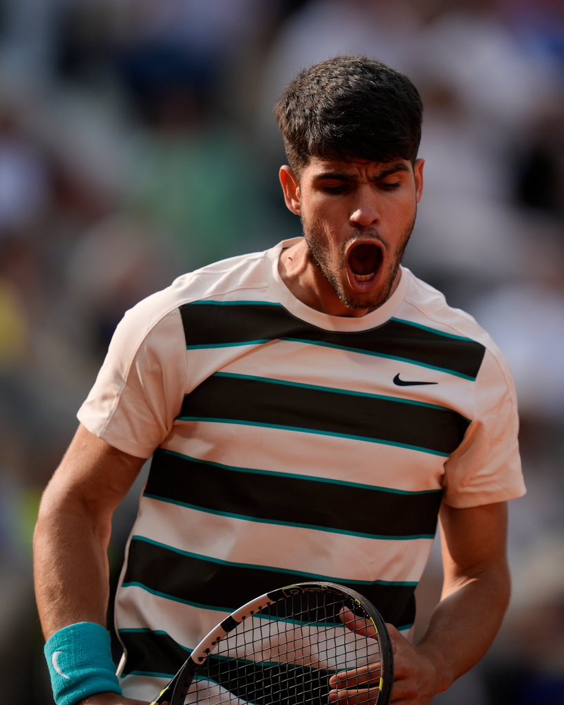 Depois da final mais longa de sempre em Roland-Garros, Alcaraz ergue o troféu. Um jogo para a história!🏆

#RolandGarros
