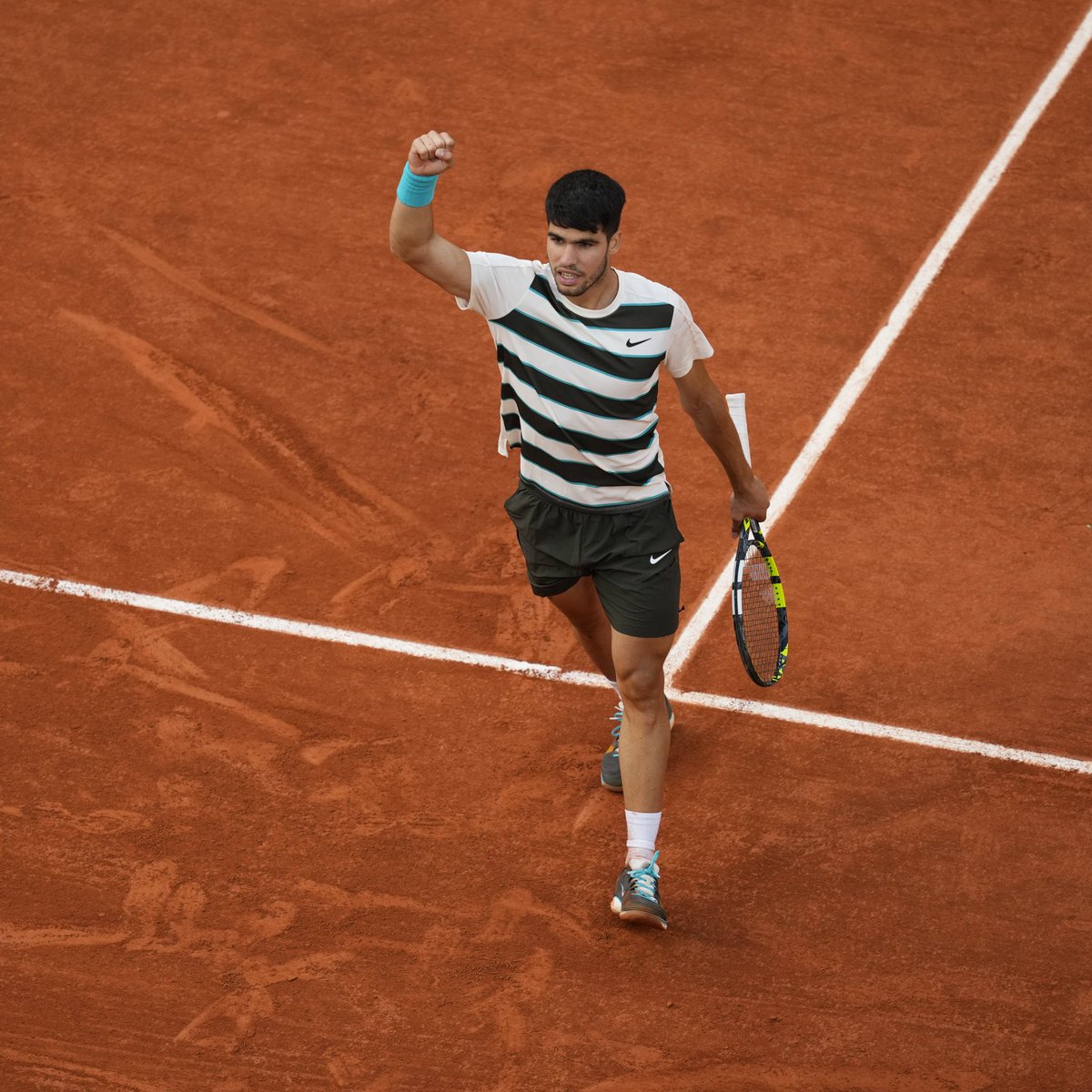 المصنف الثاني عالميًا كارلوس الكاراز و ريمونتادا للتاريخ محققًا العودة من بعييييييييييييييد ليكسب لقب بطولة رولان غاروس للعام الثاني تواليًا بعد تفوقه على بطل العالم يانيك سينر بثلاث مجموعات لمجموعتين 6-4 7-6 4-6 6-7 6-7 بعد مباراة ماراثونية تجاوزت خمس ساعات من التنافس🤯