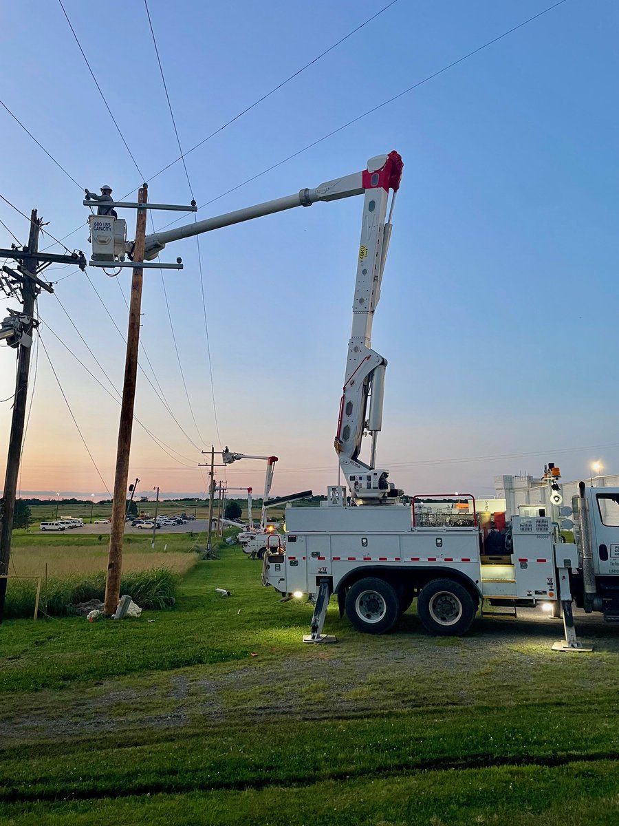 PSOklahoma's tweet image. Crews restored power in McAlester, and they're getting ready for the next round of severe weather tonight. Stay safe and weather aware! #ThankALineman #PSOklahoma