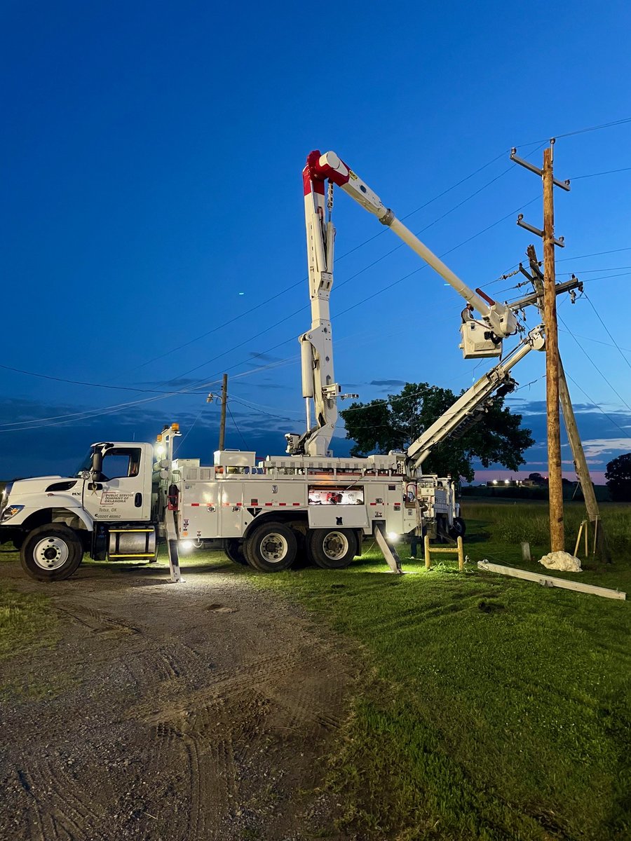 PSOklahoma's tweet image. Crews restored power in McAlester, and they're getting ready for the next round of severe weather tonight. Stay safe and weather aware! #ThankALineman #PSOklahoma