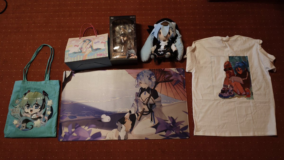 Dokomi 2025 Ausbeute:
Mega geiles Miku shirt von <a href="/AngryYuna/">Yuna</a> 
Mauspad von <a href="/Nyfter_com/">Nyfter</a> 
Ein Miku plush, Miku mystery bag, Miku Beutel und eine Girls Frontline figur. 👀