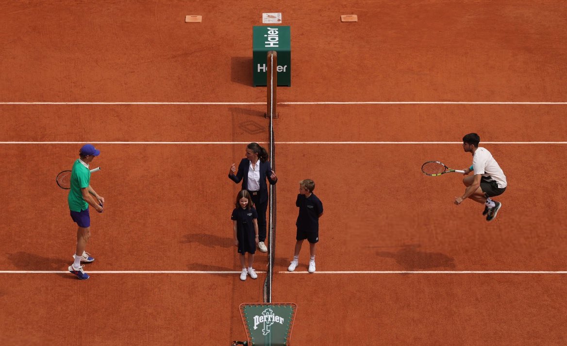 albertolati's tweet photo. Ha sido la primera de muchas finales de Grand Slam que disputarán Sinner y Alcaraz. Lo que han hecho por cinco y media horas ha engrandecido a un deporte que, hoy sabe, está en inmejorables manos para los años por venir. Tenistas inquebrantables, esta final entra al listado de las mejores de la historia.