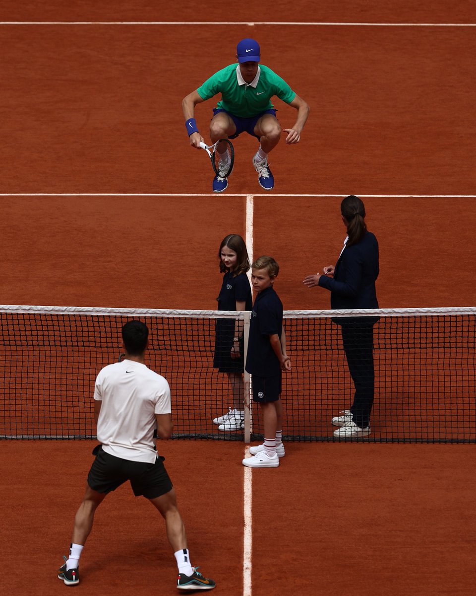 Puretonazo's tweet photo. Gracias a Sinner y Alcaraz por lo de hoy.

Lo que hemos sentido no ha tenido nombre.

Este partido se ha metido en el Olimpo del deporte en general, no solo del tenis.

Generacional. https://t.co/Ps8kJCrvfF