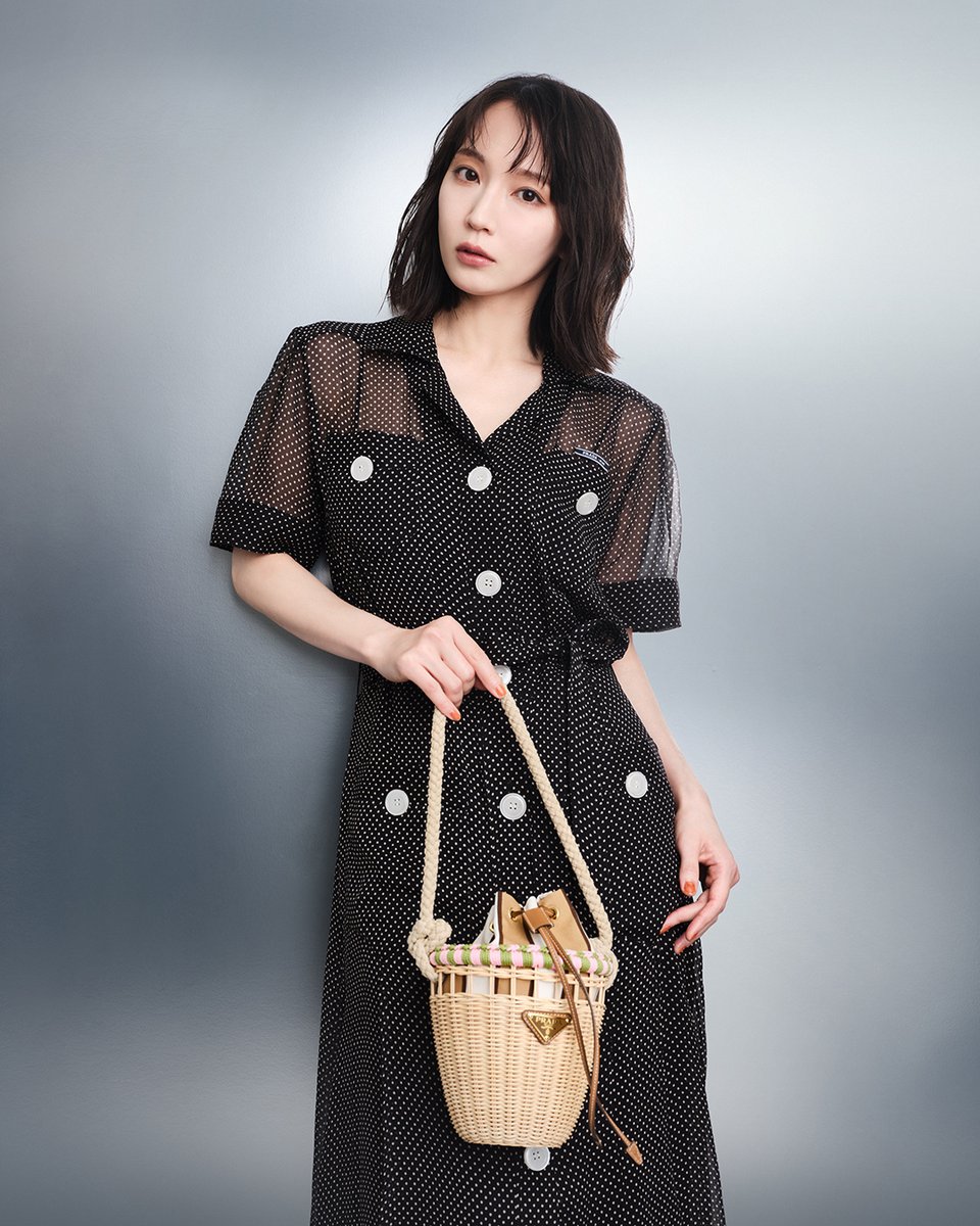 Prada's tweet image. Riho Yoshioka, Ai Hashimoto together with Yosuke Kubozuka attending the #PradaMode Osaka.
Prada Mode Osaka is bringing together a great mix of creative minds and cultural icons to the SANAA-designed pavilion at Umekita Park, presenting an exhibition about Sejima&apos;s…