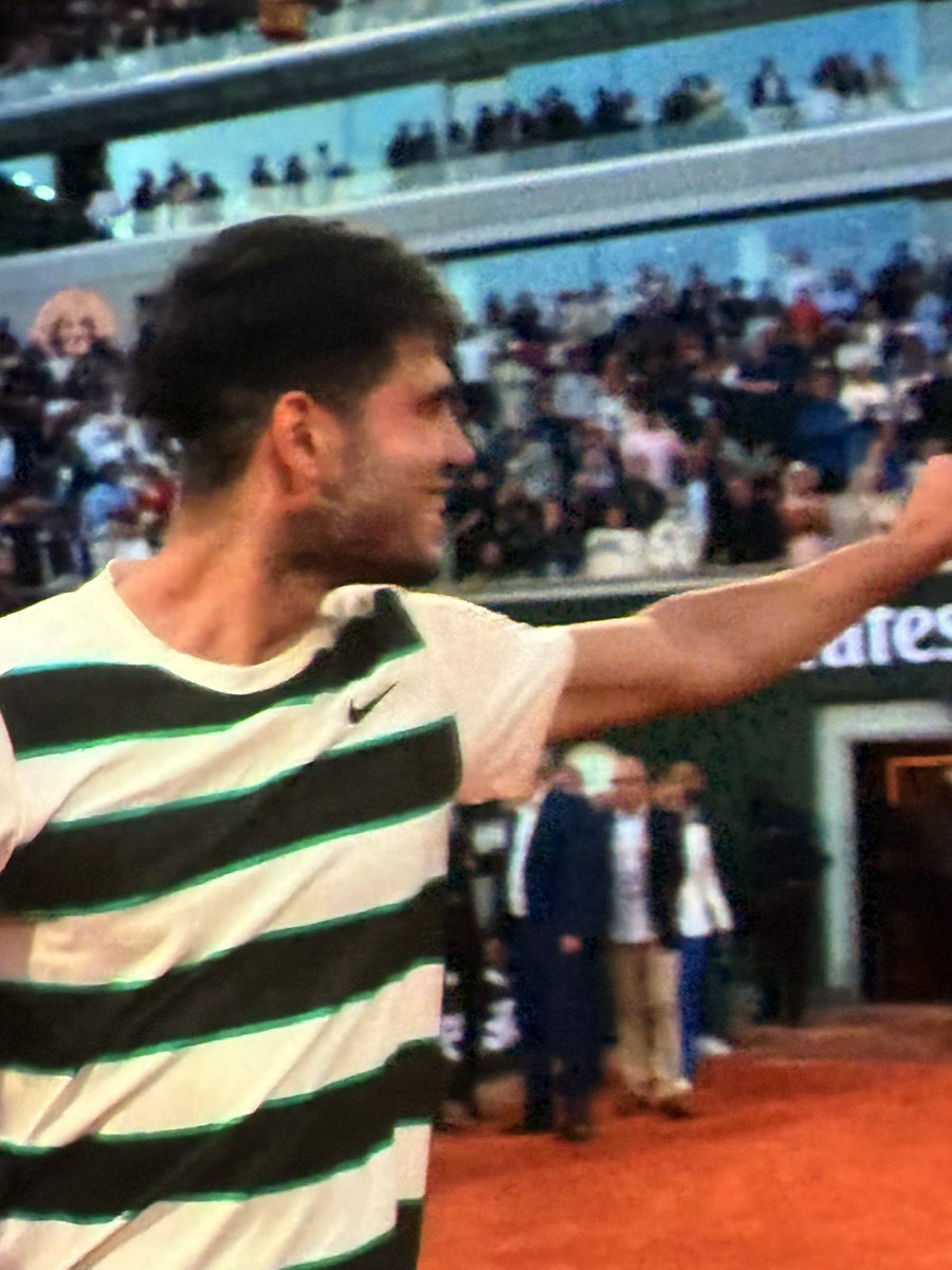 Tras cinco horas y media de partido ha ganado el que yo quería! 
Así si. 
Así da gusto ver competiciones deportivas 😅👍🤗🙌
Carlos Alcaraz, alucinante!