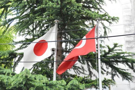 💥 Japonya’daki tepkiler sonrası birçok Kürt, Türkiye’ye dönmek için büyükelçiliğe sığındı. “Burada istenmiyoruz” diyerek yardım istediler!