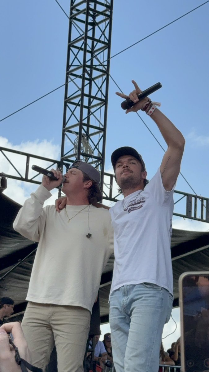 Cait✨fan girl season tweet media