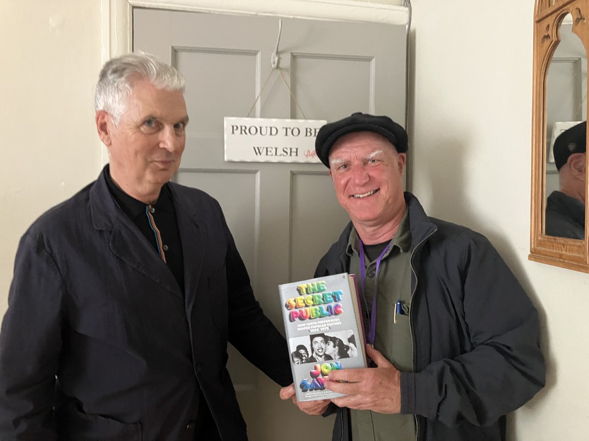 Braf cael dychwelyd i <a href="/montylitfest/">Monty Lit Fest</a> am y 4dd tro ar gyfer y Late Lounge a chael sgwrsio hefo <a href="/JonSavage1966/">Jon Savage</a> 
Always great returning for the Late Lounge and this year a huge pleasure chatting The Secret Public with Jon Savage.
Shout Out on <a href="/BBCRadioCymru/">Radio Cymru</a> 

bbc.co.uk/programmes/b07…