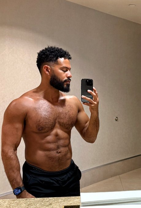 Watch Gio's leaked NSFW photo on TwXstars