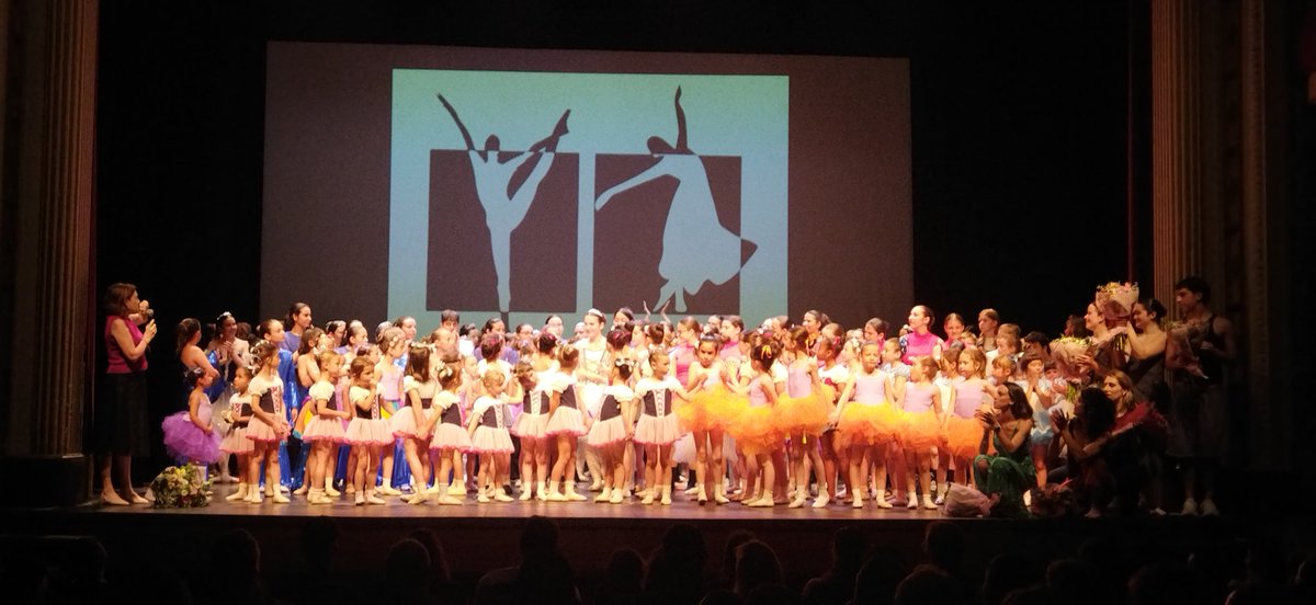 Avui doble sessió de la Blau i cia. a la Mostra de fi de curs de l'estudi de  <a href="/DansaTarrega/">Estudi Dansa Tàrrega 🎗</a>
Malgrat la calor, un espectacle preciós al Teatre Ateneu Tàrrega <a href="/AteneuTarrega/">Ateneu Tàrrega</a>
Bona feina! 
Moltes gràcies a les mestres, direcció, tècnics...
#Tàrrega #Urgell
#RepúblicaCatalana