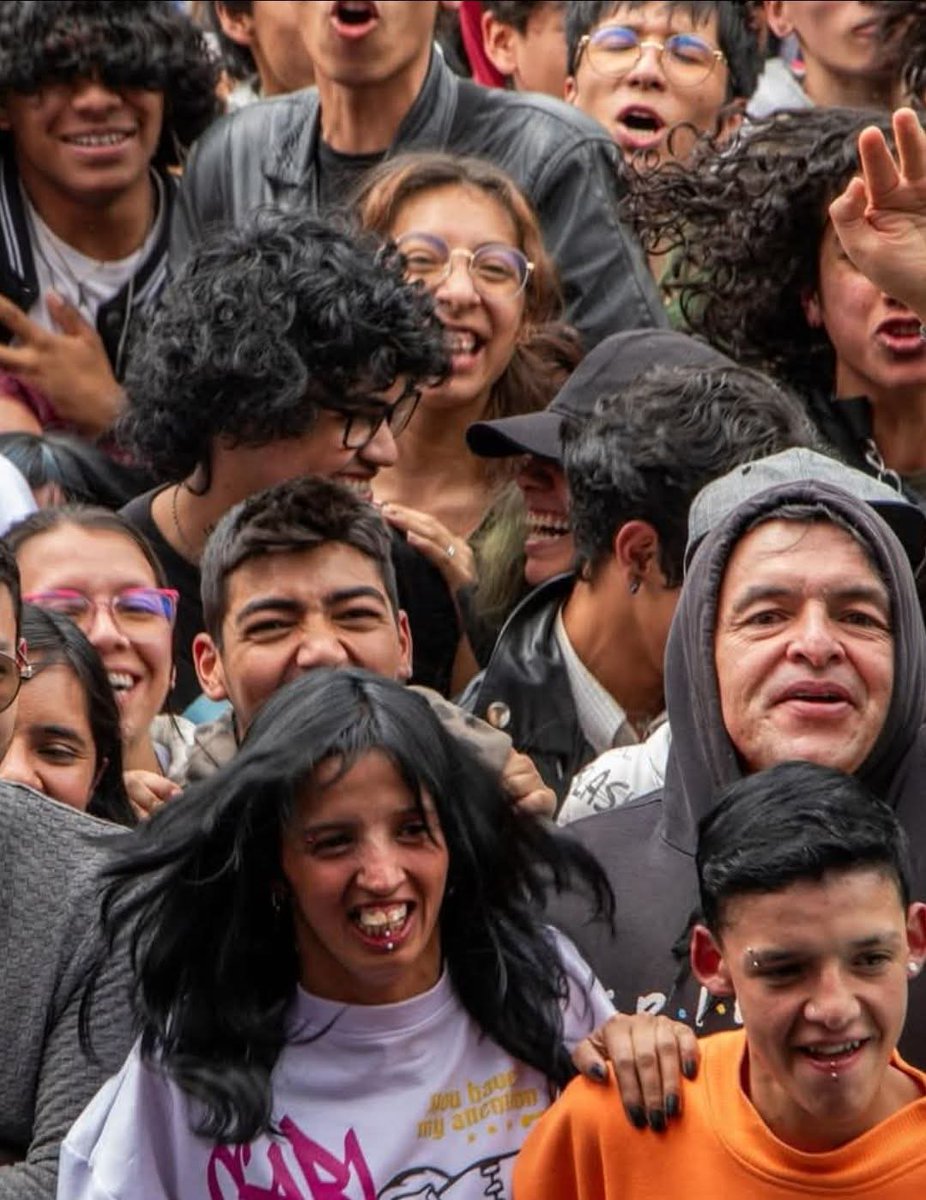 nacional_memes's tweet image. Like de si estas en el concierto de la esperanza  ♥ 🐷