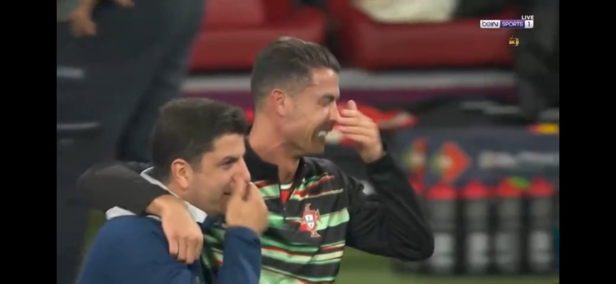 رونالدو يسقط  معتقداً ان الجميع سيركض باتجاهه كما فعلوا للاسطوره ميسي لكنه تفاجأ بمدلك الفريق يامره بالنهوض للاحتفال مع زملائه