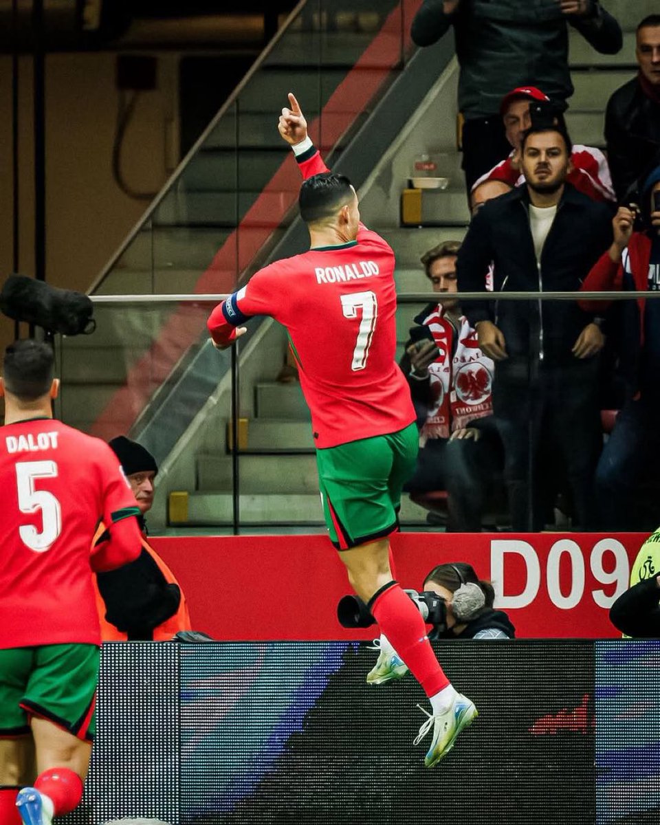 vickon01's tweet photo. The GOAT for a reason ❤️
Still bagging em at 40
#UEFANationsLeague #ororo #CristianoRonaldo𓃵 #Football https://t.co/hKs1EsFBGi