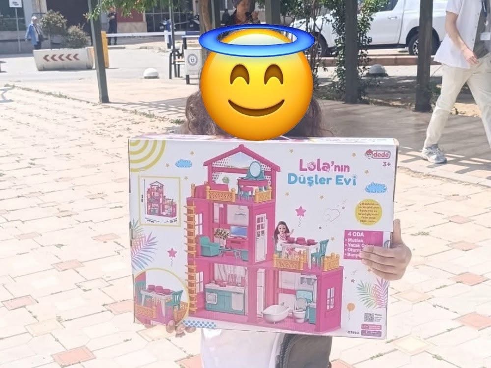 Miniğimize hediyesini teslim ettiğimizde Hira’nın yüzünde beliren mutluluğu görmek, o anın en güzel hediyesiydi. Hira'nın kalbine dokunabilmek, onun gününe neşe katabilmek; bizlere umut verdi. Buna vesile olan kıymetli gönüllümüze teşekkür ediyoruz.
leyladansonra.com/adnanmenderes/…