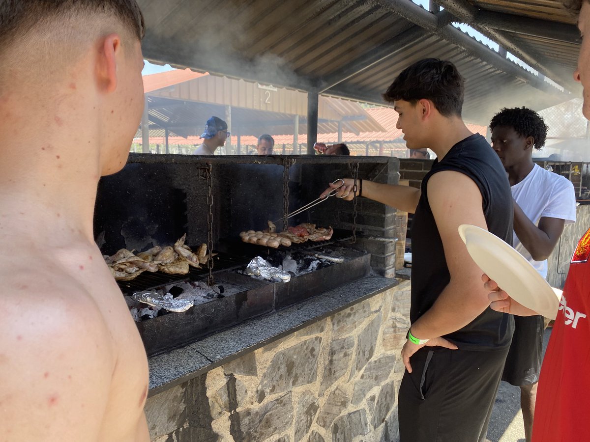Por que no todo va a ser fútbol. El Campeón despide la temporada con un estupendo dia de barbacoa y piscina. La Familia del Juvenil A <a href="/Fepe_Getafe3/">Fepe Getafe III</a>