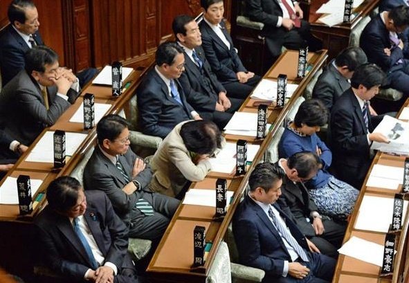 ZanEngineer's tweet photo. 独身税導入するより、国会で寝てるやつに居眠り税導入しようぜ。 https://t.co/euDcHhigL3