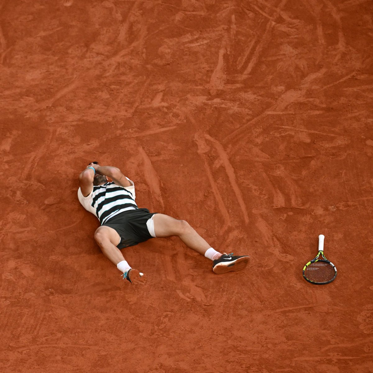 La Gran Jugada (@lagranjugadacsr) on Twitter photo 🎾 ¡Alcaraz hace historia en la Phillippe Chatrier de París! 🏆
🇮🇹 Jannik Sinner 6, 7, 4, 6, 6
🆚
🇪🇸 Carlos Alcaraz 4, 6, 6, 7, 7
El tenista murciano remonta dos sets para llevarse su segundo Roland Garros
#RolandGarros2025
📻 <a href="/CanalSurRadio/">Canal Sur Radio</a>
🌐 csur.red/a4A350KG0wo
📱 App 🎾 ¡Alcaraz hace historia en la Phillippe Chatrier de París! 🏆
🇮🇹 Jannik Sinner 6, 7, 4, 6, 6
🆚
🇪🇸 Carlos Alcaraz 4, 6, 6, 7, 7
El tenista murciano remonta dos sets para llevarse su segundo Roland Garros
#RolandGarros2025
📻 <a href="/CanalSurRadio/">Canal Sur Radio</a>
🌐 csur.red/a4A350KG0wo
📱 App