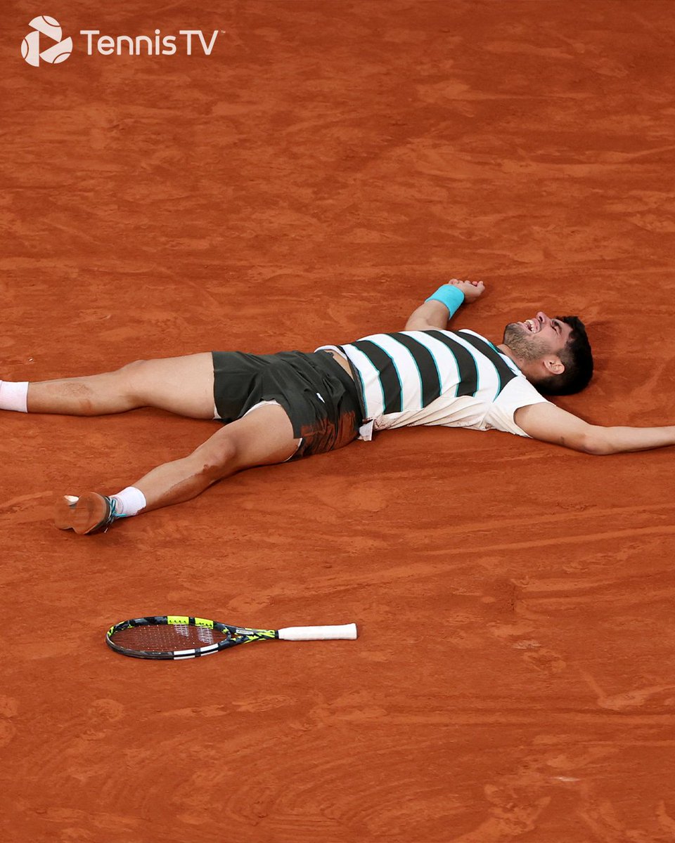 TennisTV's tweet photo. At one with the clay 🧱

@carlosalcaraz #RolandGarros https://t.co/3BmPWDOEu2