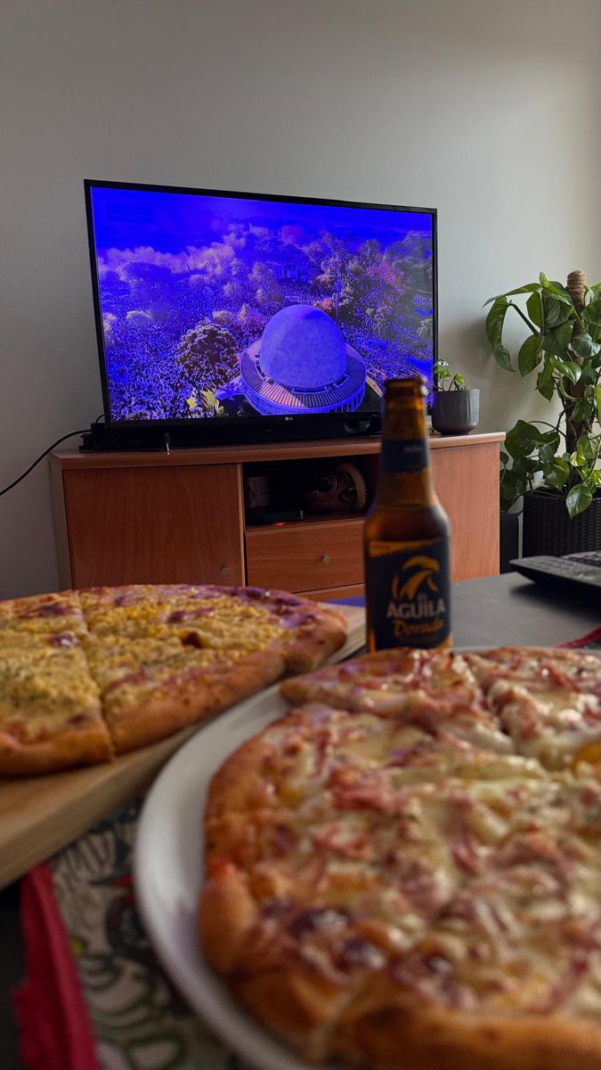 spina_gustavo's tweet photo. Domingo de Pizza y Olga desde españa

#perdonolga #pizza #olga #Argentina #planetario #musica #olga2años https://t.co/K4xfLpQDDZ