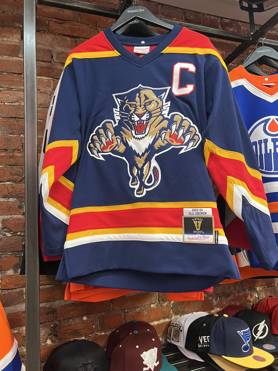 Stopped in Mitchell and Ness and wondering why they ever changed this logo