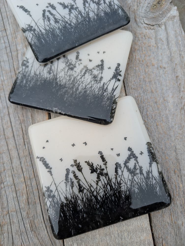 Introducing stunning new meadow fused glass and enamel coasters. Lovely peach pink coloured glass coasters with wonderful silhouette meadow design. Perfect for the home. 

#handmade #etsy #giftideas #shopindie #coasters

samphireglass.etsy.com/listing/431598…