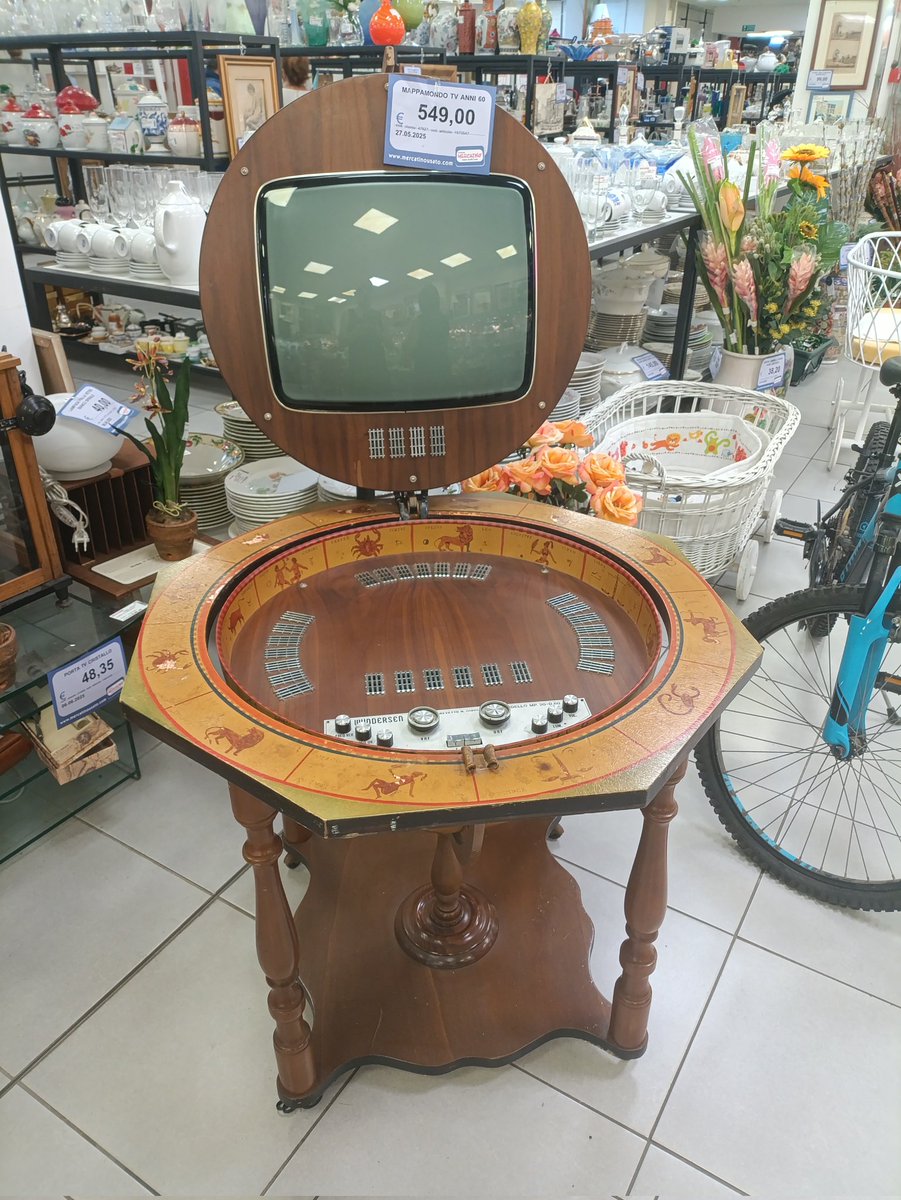 Forse l'oggetto più strano e affascinante che abbia mai trovato in un mercatino dell'usato. Davvero bellissimo! 😍