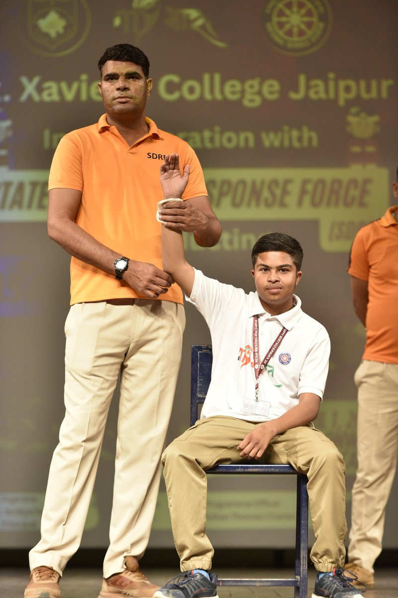 NSS_SXCJ's tweet photo. A Disaster Management Workshop was held on Apr 1, 2025, at St. Xavier’s College by SDRF. Volunteers learned first aid, fire safety &amp; rope rescue techniques through live demos. The session built emergency readiness within volunteers. #NSS #SDRF #DisasterPreparedness #YouthPower https://t.co/gHxVvkSwBE