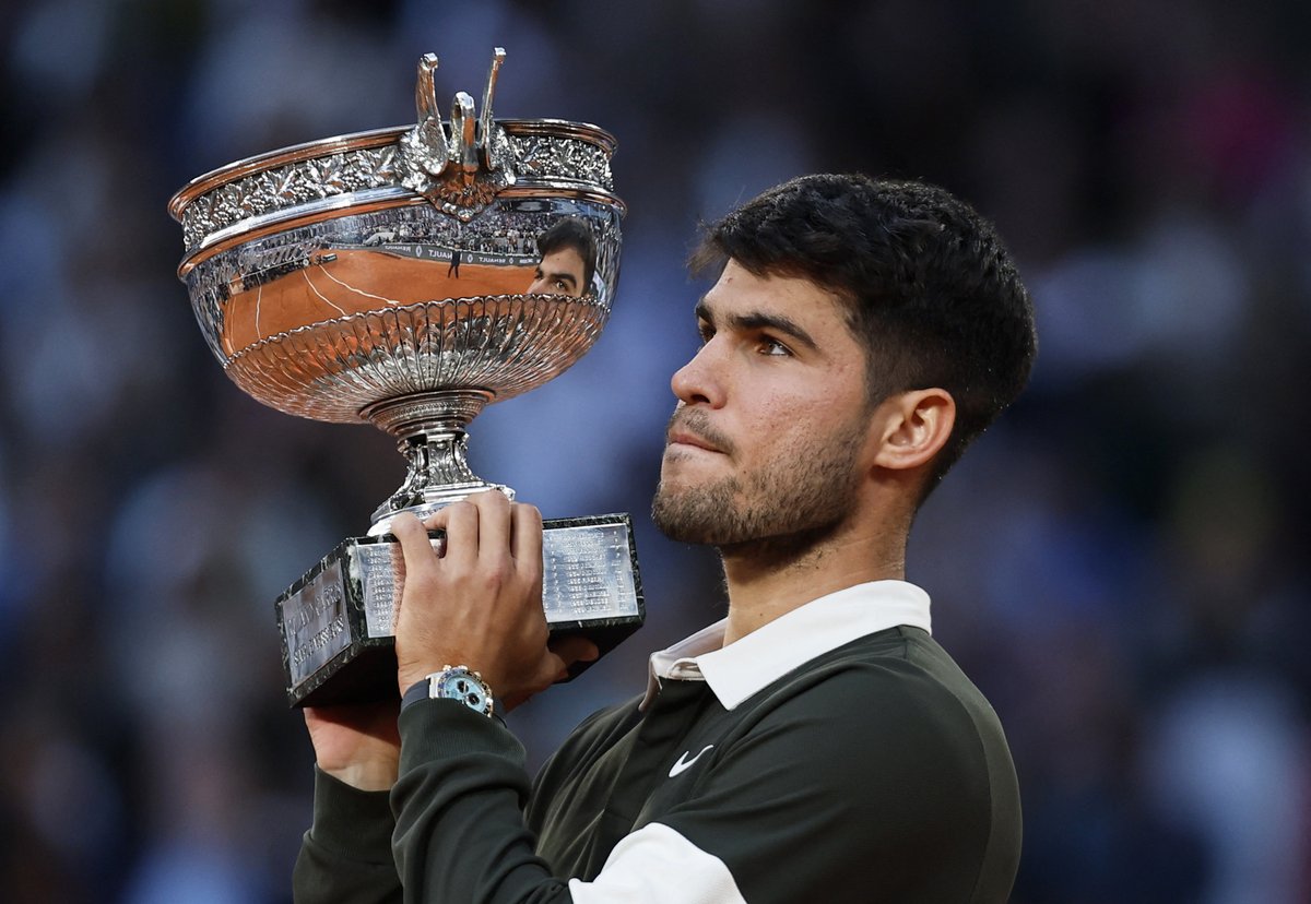 VIDEO/Tenis: Carlos Alcaraz, campion la Roland Garros pentru al doilea an consecutiv   agerpres.ro/sport-extern/2…
Urmăreşte ştirile AGERPRES şi pe WhatsApp > tinyurl.com/3rb6ttb9