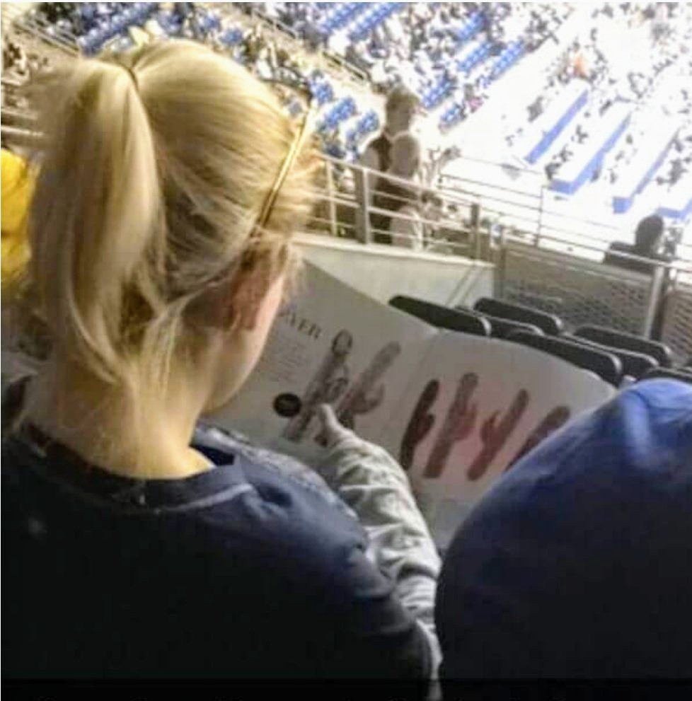 Aquí, viendo el partido.