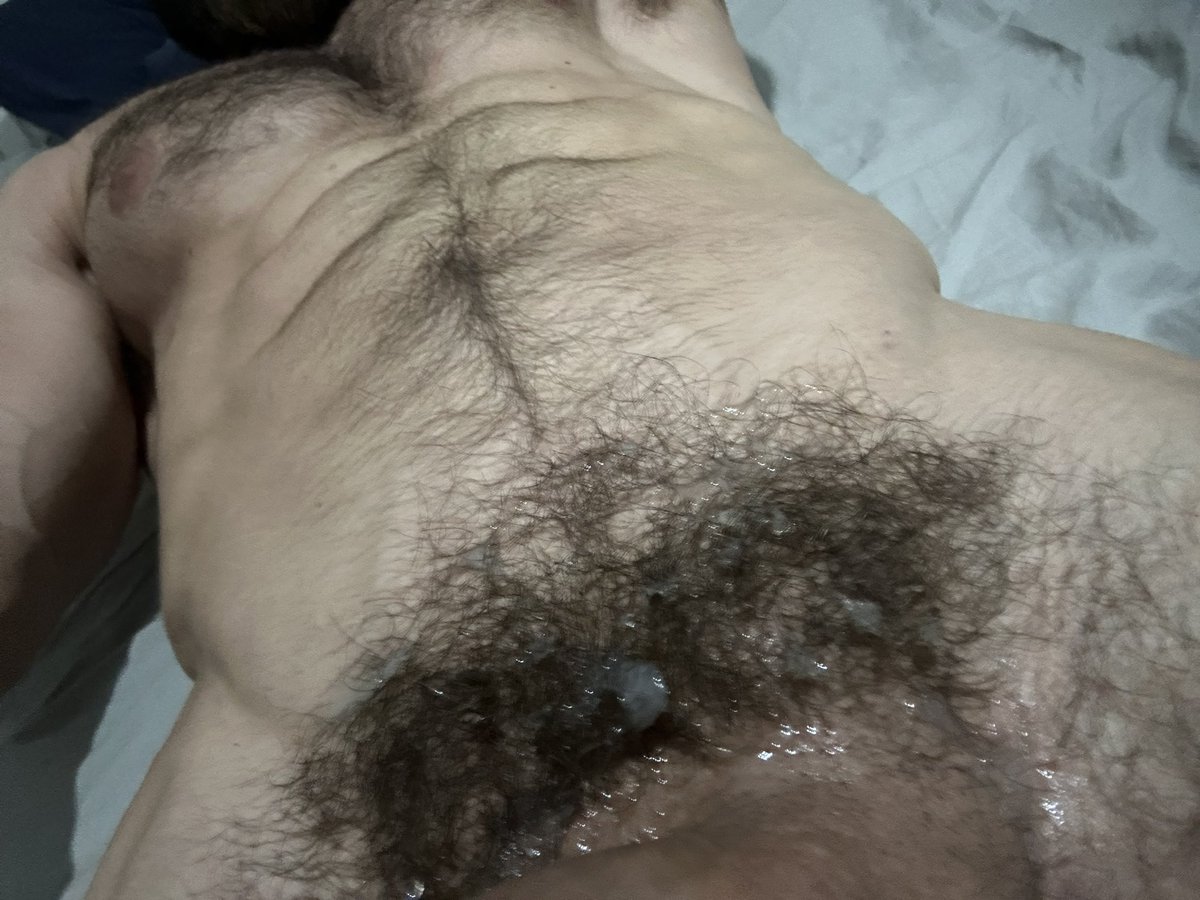 ValdemarXL's tweet photo. I bet you love my bush 😏 https://t.co/aPlYsfitqI