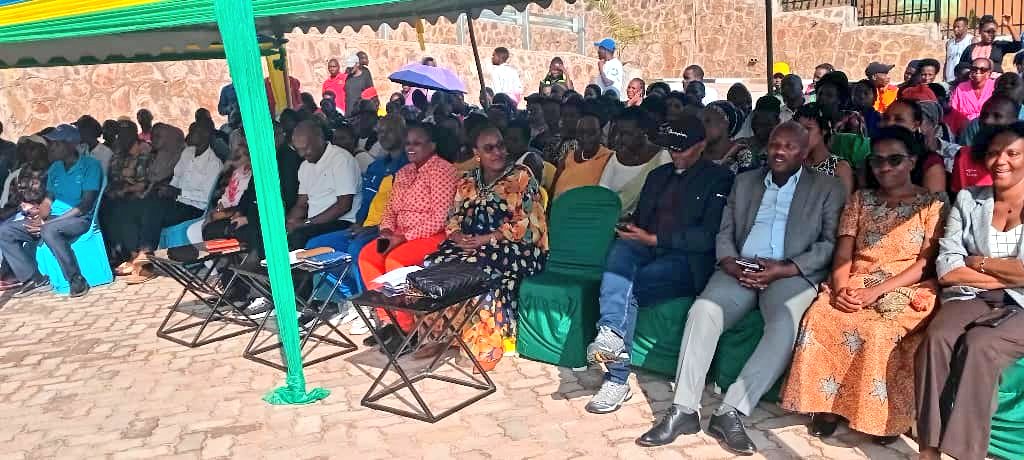 GitegaSector (@gitega_sector) on Twitter photo Abadepite <a href="/RwandaParliamnt/">Rwanda Parliament</a>
Hon.GIHANA Donatha na Hon.SIBOBUGINGO Gloriose basuye Umurenge wacu uyu munsi baganiriye n'abaturage ku mitangire ya Service hifashishijwe ikoranabuhanga,Gahunda y'Ubumwe n'Ubudaheranwa no kurwanya amakimbirane yo mu miryango Abadepite <a href="/RwandaParliamnt/">Rwanda Parliament</a>
Hon.GIHANA Donatha na Hon.SIBOBUGINGO Gloriose basuye Umurenge wacu uyu munsi baganiriye n'abaturage ku mitangire ya Service hifashishijwe ikoranabuhanga,Gahunda y'Ubumwe n'Ubudaheranwa no kurwanya amakimbirane yo mu miryango